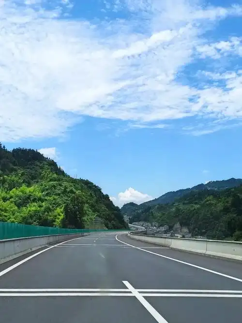 一路前行赏美景 一路前行赏美景#高速路上的美景# #高速路沿 - 抖音