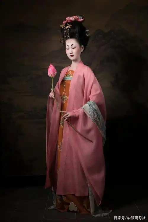 隋唐时期|袒胸裙