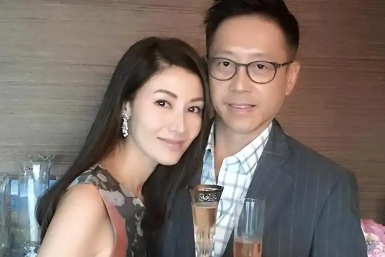 郭碧婷同向太出席活动,身体发福毫无明星样,与婆婆同框似亲母女_向佐