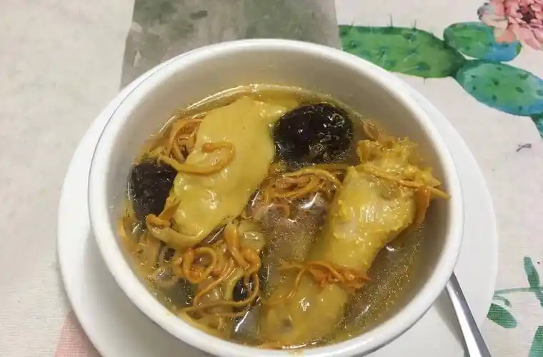 广东靓汤:花胶虫草花炖老母鸡味鲜汤浓,常喝滋补活血,做法简单_汤水