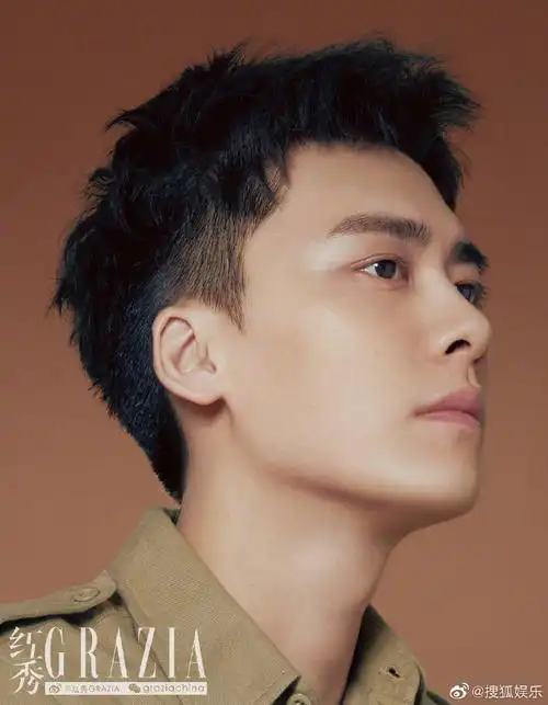 李易峰红秀八月刊英伦风写真大片来曝光,空气短发在英伦系少年和牧膊