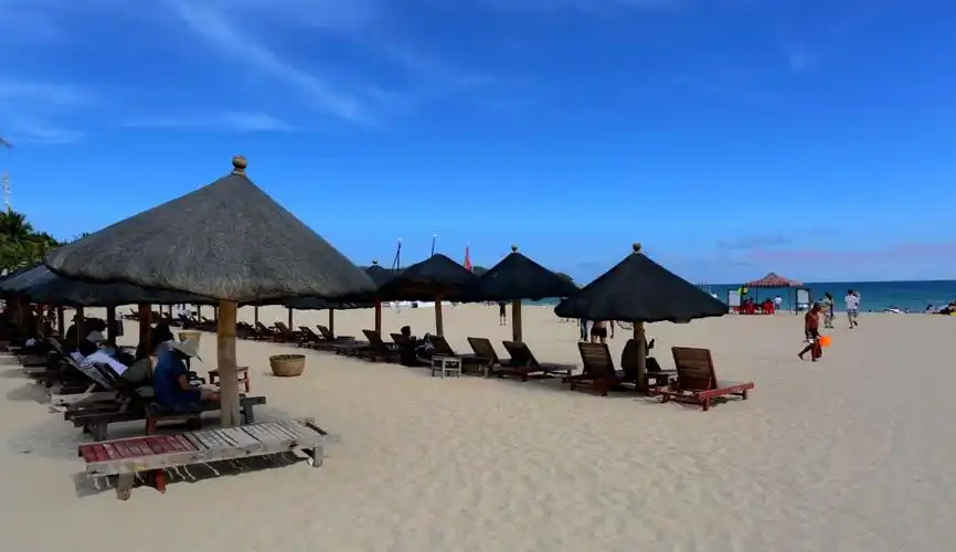 听着这优美的歌声,再次来到这座美丽的城市三亚度假,这里有最宜人的