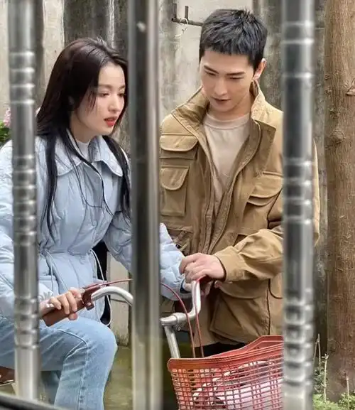 基本符合"二字顶流男星"这个条件,没女朋友,没老婆这一点也很贴合