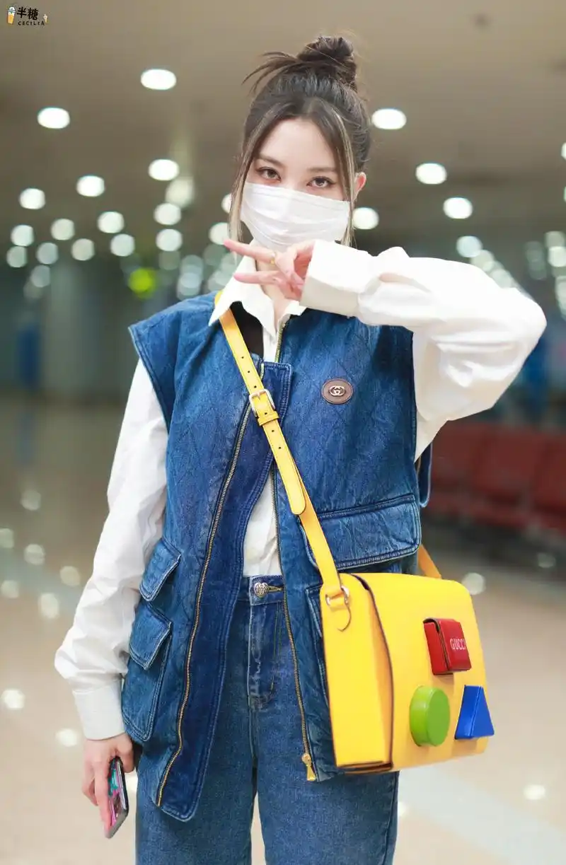 张一山前女友宋妍霏最新街拍,鼻子真的很不自然啊