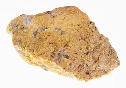 白色砂砾天然矿物的宏观摄影,从地质采集的原始砂砾岩石白色背景照片