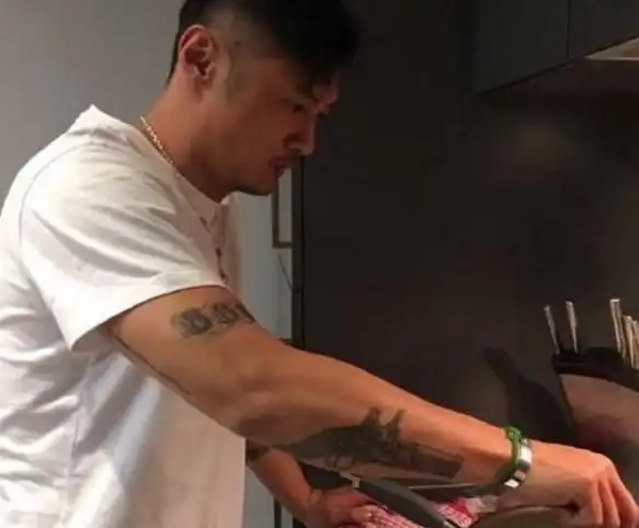 【图】余文乐羽毛纹身曝光 全身6处纹身大揭秘