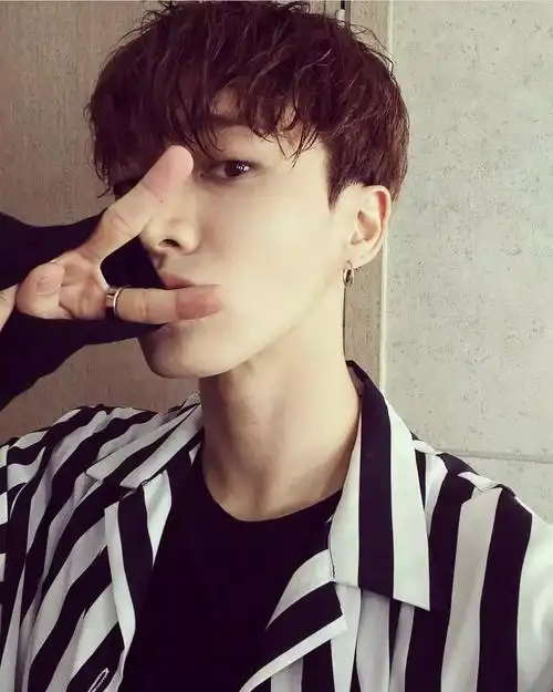 这个咖啡红发色显得起光成熟了,但又带点小俏皮~▲跟黑色比起来较亮