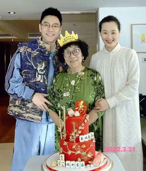 林依轮与母亲和妻子林依轮与两个儿子黄琏早已离开了广州歌坛,与妹妹