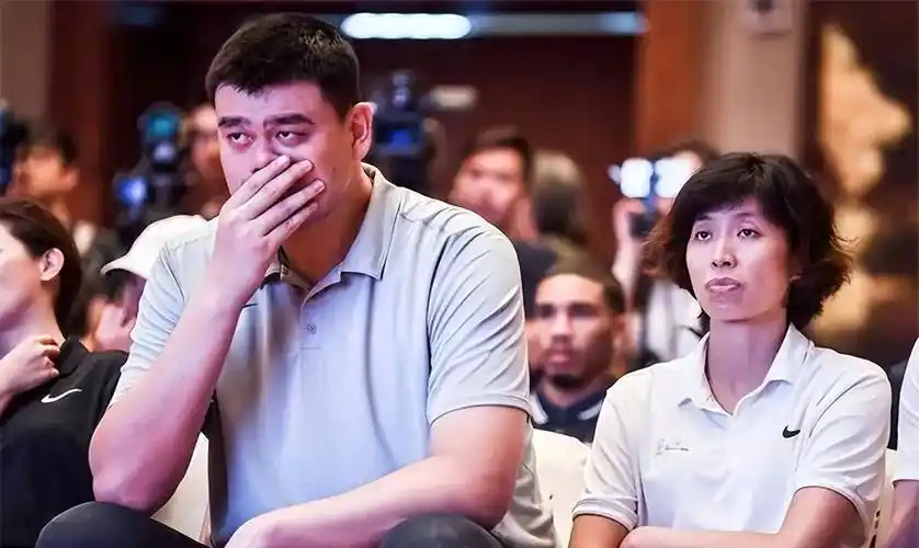 一位外籍状元,姚明在美国的受欢迎程度几乎不输本土球员,男人们崇拜他