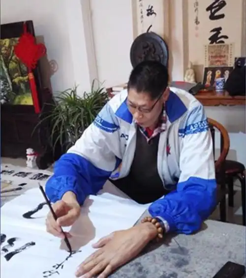 亚洲第一巨人张俊才:身高242米,23年前娶重庆姑娘,如今怎样了