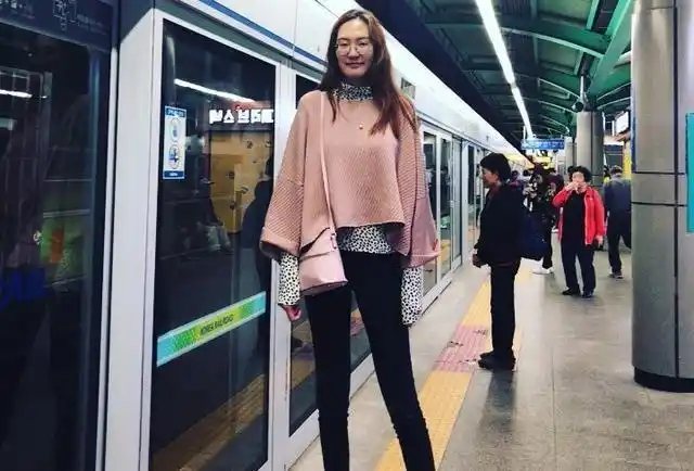 内蒙女孩身高2米,双腿修长令人羡慕,爱健身的她充满魅力