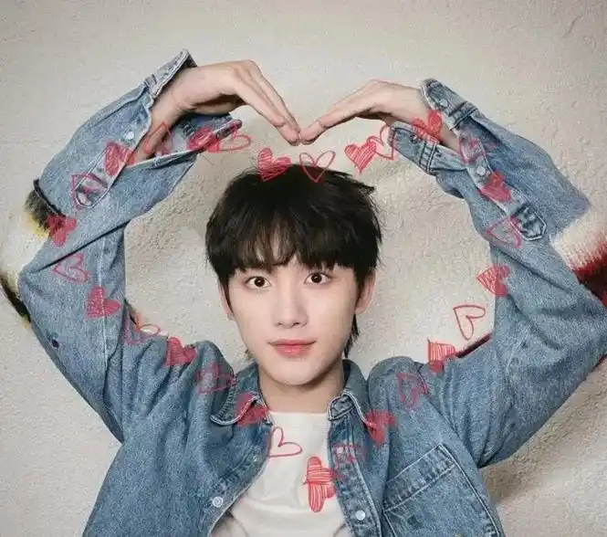 鑫鑫比心7815#丁程鑫#时代少年团#185大帅哥 #奇奇怪怪可 - 抖音