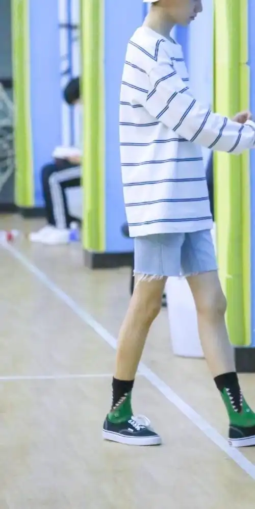 男生的腿究竟有多细那就看看时代少年团马嘉祺你还要吃吗