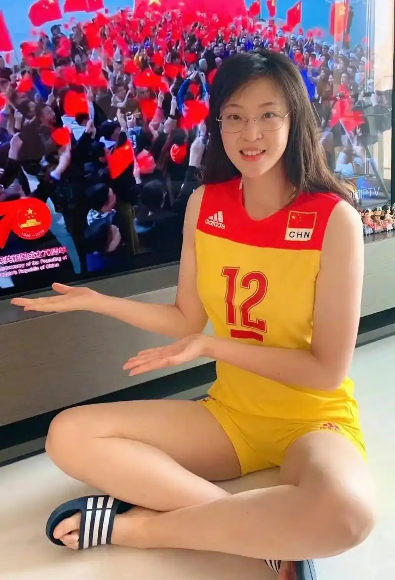 中国女排,前队长,惠若琪,居家穿球服短裤亮出大长腿,不得不说,颜值和