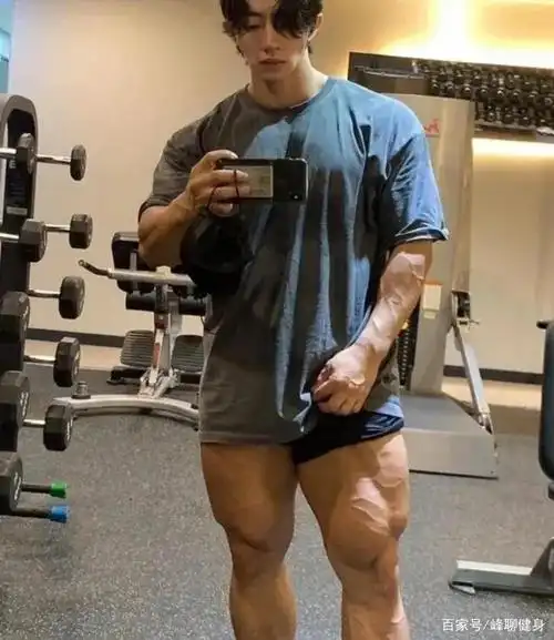 惊现一位强壮的肌肉男,见他肌肉维度,比例,堪称完美……适合健美比赛