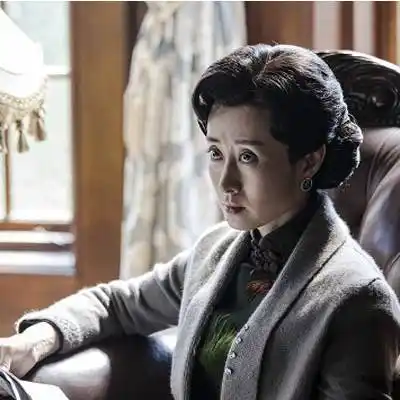 她是《伪装者》里的大姐,为家庭隐退之后却惨遭抛弃