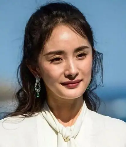 杨幂再美还是得靠精修,生图脸显老态沧桑,34岁就成"老大妈"