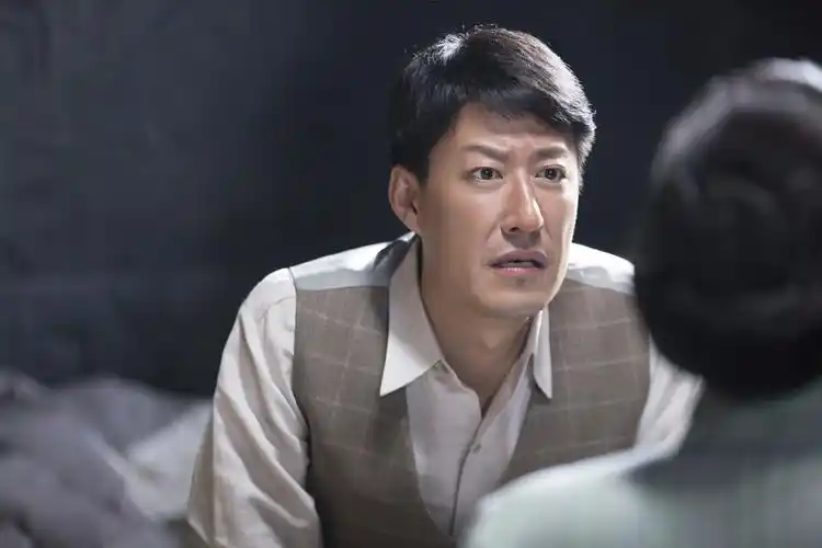 从此前曝光的剧照来看,于震身着笔挺警服,眼神狠厉,神情莫测,据悉