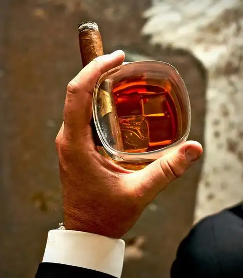 享受设计师ryanbricker用玻璃杯带给你的冰火两重天