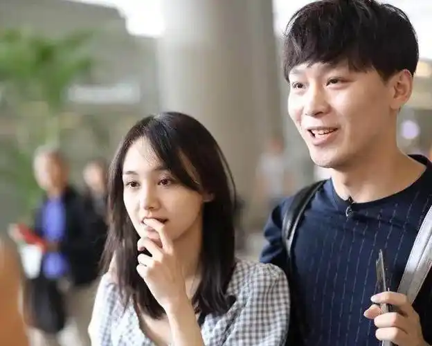 郑爽携张恒现身机场男友的动作很暖难怪郑爽会为他拉黑粉丝