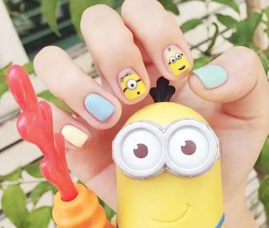 经典卡通小黄人美甲图片