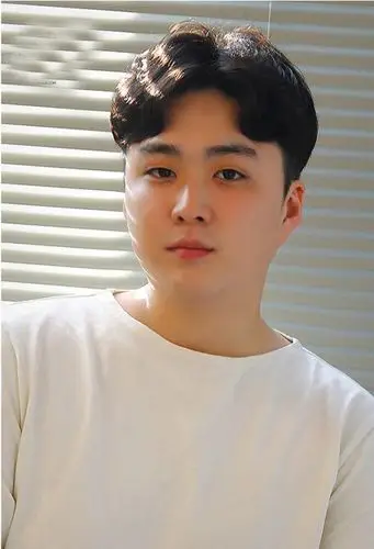 圆脸男生适合剃哪些短头发造型 前卫款圆脸男生短发图集赏析