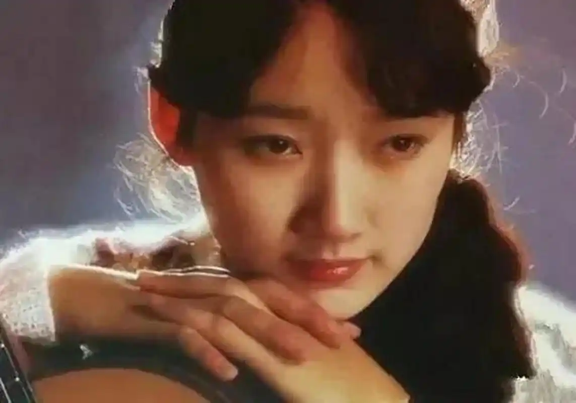 年轻时的成方圆长得很漂亮,长发飘飘,手拿吉他,是不少人心目中的文艺