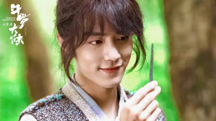 肖战斗罗大陆的小唐三又奶又可爱丸子头造型少年感太强了