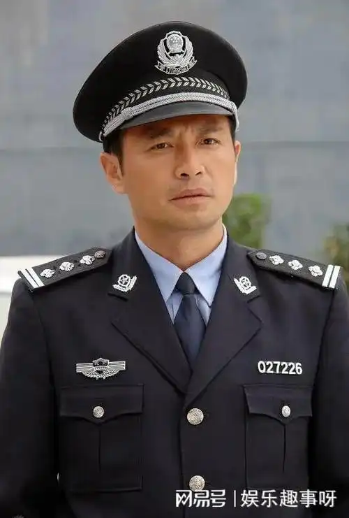 同样穿警服把陈晓吴京和张译等男星放在一起看差别出来了