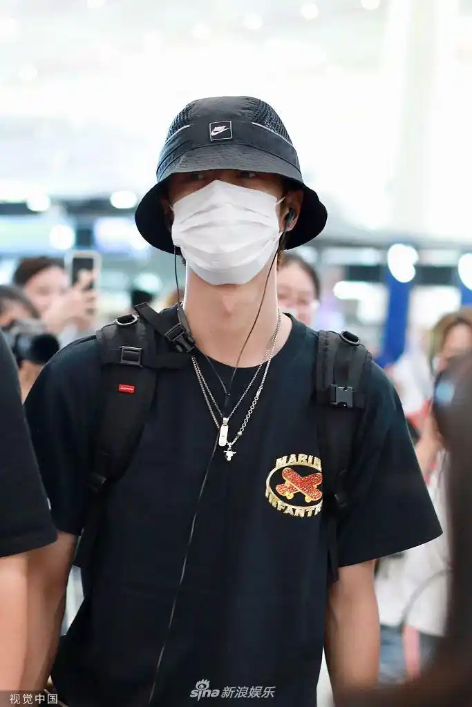 组图:"蓝忘机"王一博穿黑t口罩遮挡严实 踩潮鞋变滑板少年