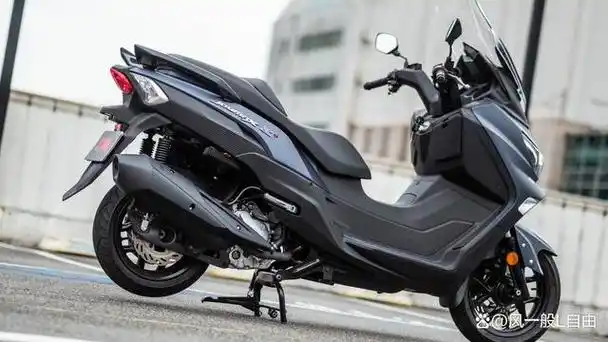 大家好,今天我要给大家介绍一款非常热门的大踏板摩托车,三阳旗下的