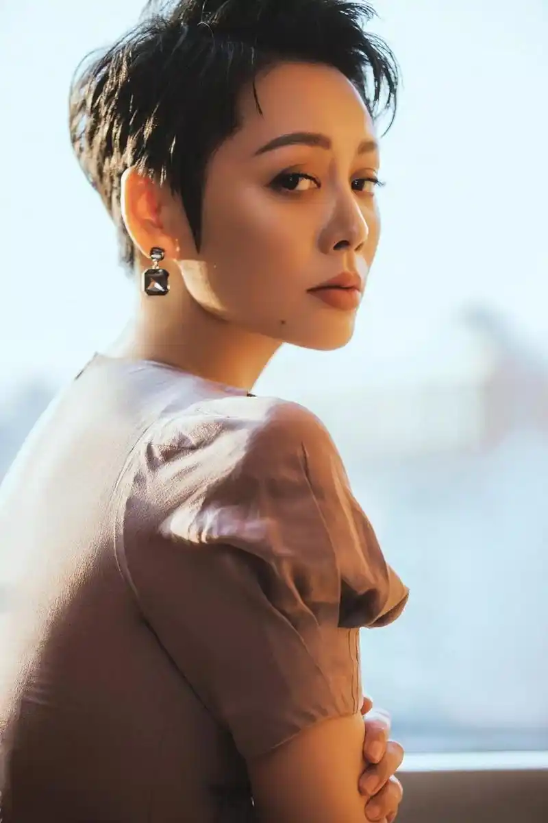 46岁宁静又调皮了!4张自拍照"风味"各异,媚眼那张好迷人!