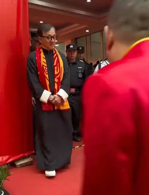 泸州参加商演,穿长袍满头白发,5cm内增高抢镜_房祖名_网友_小龙女