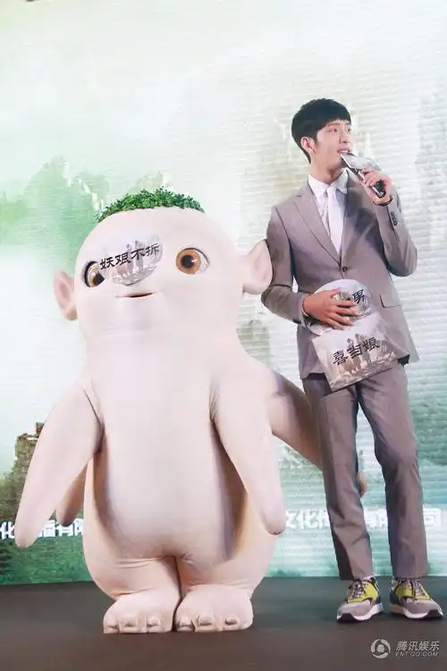 井柏然《捉妖记》怀孕喜当娘 携亲儿子庆母亲节