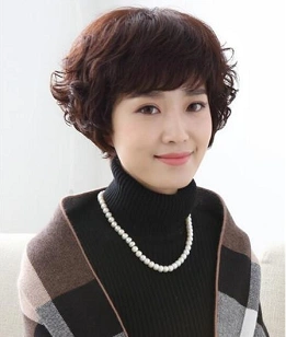 中老年人剪什么样的发型可以显得更年轻一些?