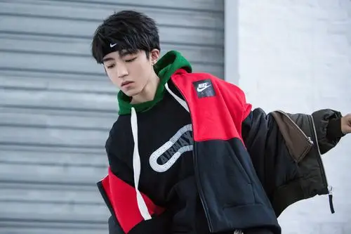 [tfboys][新闻]180317 工作室更博带来王俊凯nike宣传图 头戴发带少年