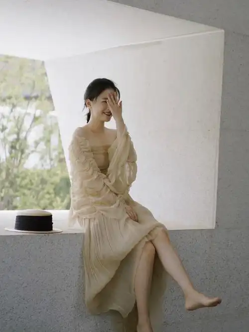 吴倩是仙女下凡吧?穿裙子拍照整个人好水灵,离婚后果然更美了