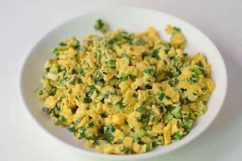 小葱炒鸡蛋一道简单好做的家常菜上桌全扫光