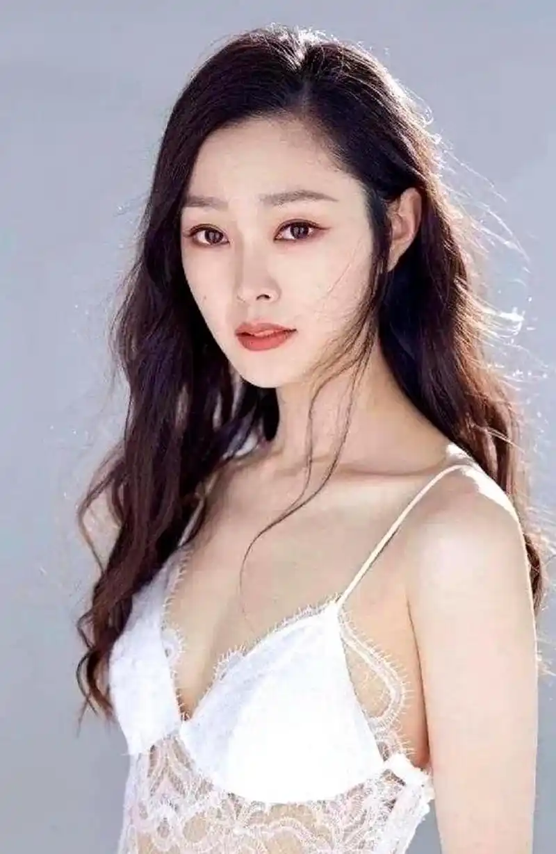 宋轶的身材真是太好了,她整个人看起来落落大方,气质非凡,让人惊艳不