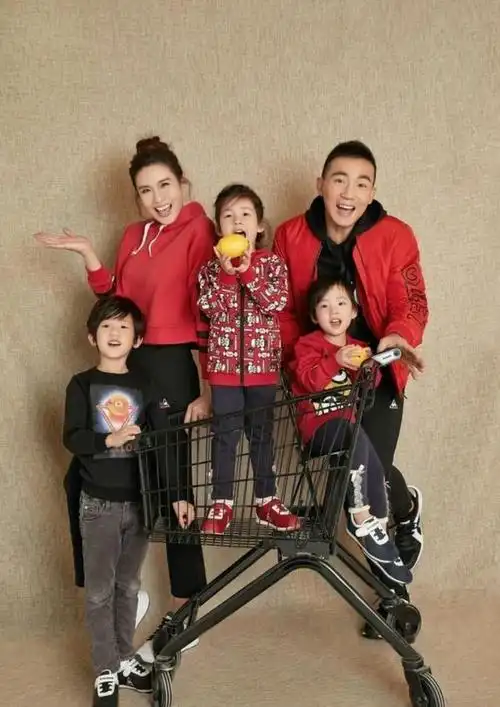 刘畊宏晒全家福庆祝结婚10周年,小泡芙和妹妹倾情献吻,好温馨!