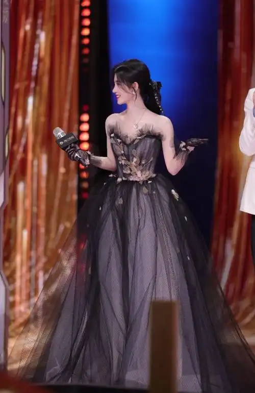 鞠婧祎化身"暗黑公主",一袭浅黑色网纱裙,清雅点缀突出古典范
