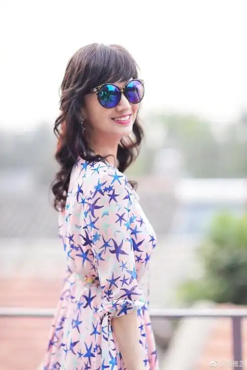 赵雅芝提裙舞动少女气质不减