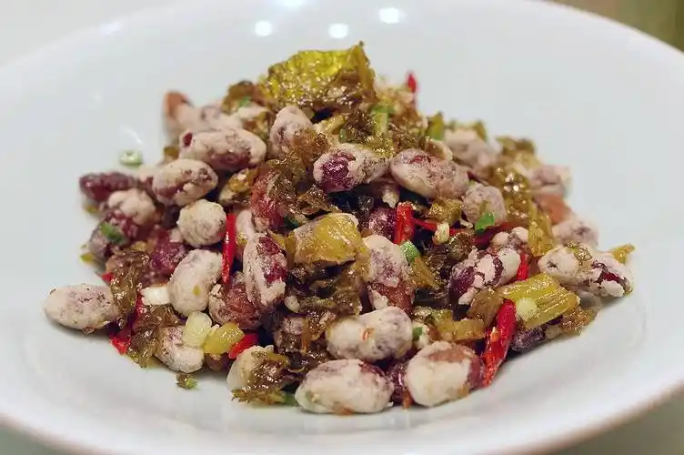 酸菜酥红豆:炸酥的酸菜和外酥里糯的红豆,越嚼越香,用来下酒相当特别