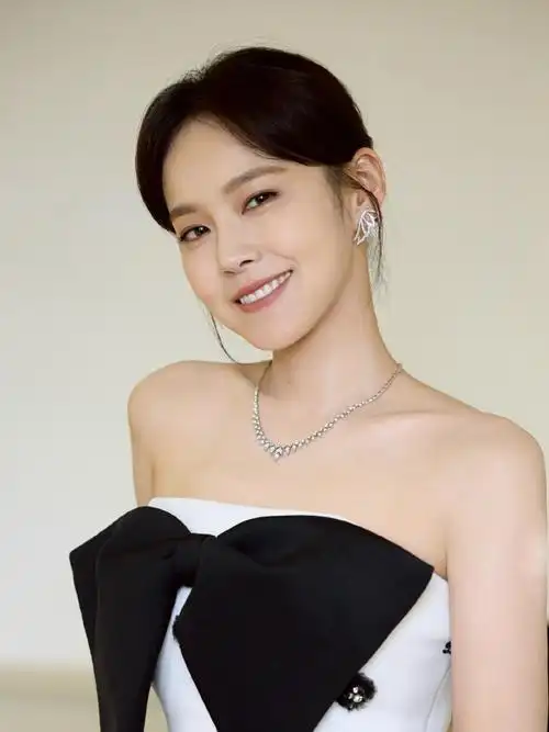 张佳宁获最受传媒关注新人女演员