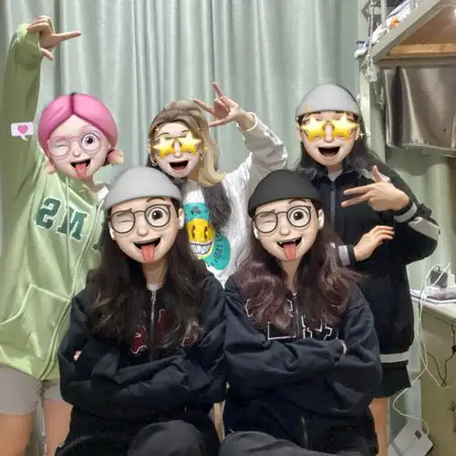 姿势,他们是如何"花式记录友谊"的吧～让我们一起来看看开始在宿舍中"