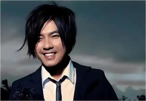 7位过气歌手摆摊卖唱靠粉丝接济患精神病心酸各有不同