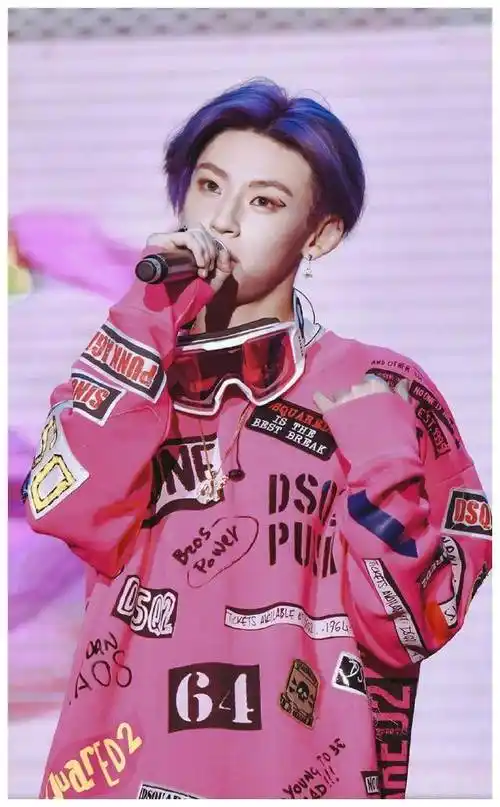 原创谁说男生不穿粉色王俊凯粉毛衣好少年小鬼印花粉t个性十足