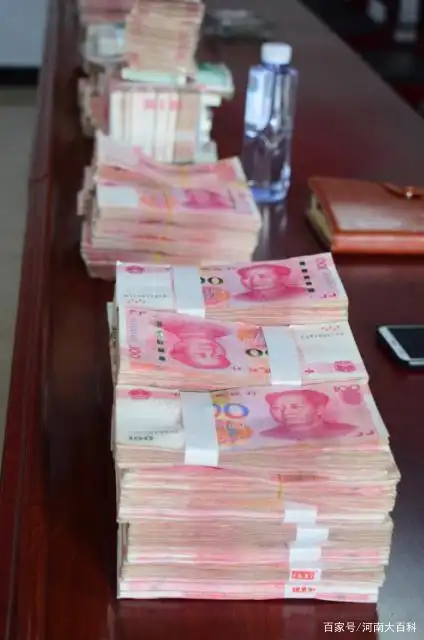一摞摞百元大钞堆了一桌子!106万现金全发给村民