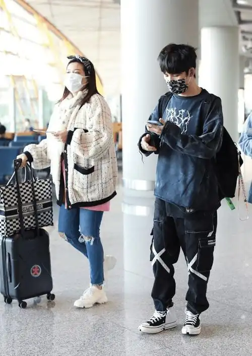 大张伟夫妇罕出游,大3岁妻子背大包小包他只顾吃零食,太会疼人_形象