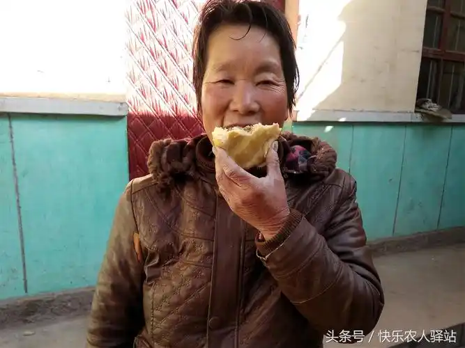 城里女婿回乡下过年,第一顿饭没想到吃窝窝头